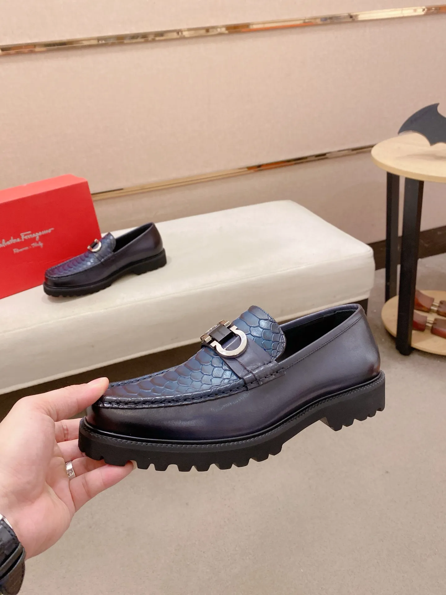 Men's shoes💰: 560💰 High version Ferragamo quality! 🆕🆕Exclusive hot-selling products in stock🔥🔥New products on the shelves, high-quality shoes, high-end driving shoes, with complete packaging! 💪 💪 Material: imported patented cowhide 🐂 + imported high-quality water-dyed cowhide lining + wear-resistant outsole 👍🏻👍🏻 Features: high-end and comfortable, purely handmade 🚀 🚀 Create the perfect shoes that suit you best 🔥 🔥 Size: (38-44) Can be customized 45 non-returnable!
